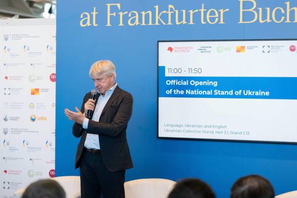 Український стенд на Франкфуртському книжковому ярмарку демонструє втрати галузі та обгорілі книжки 25