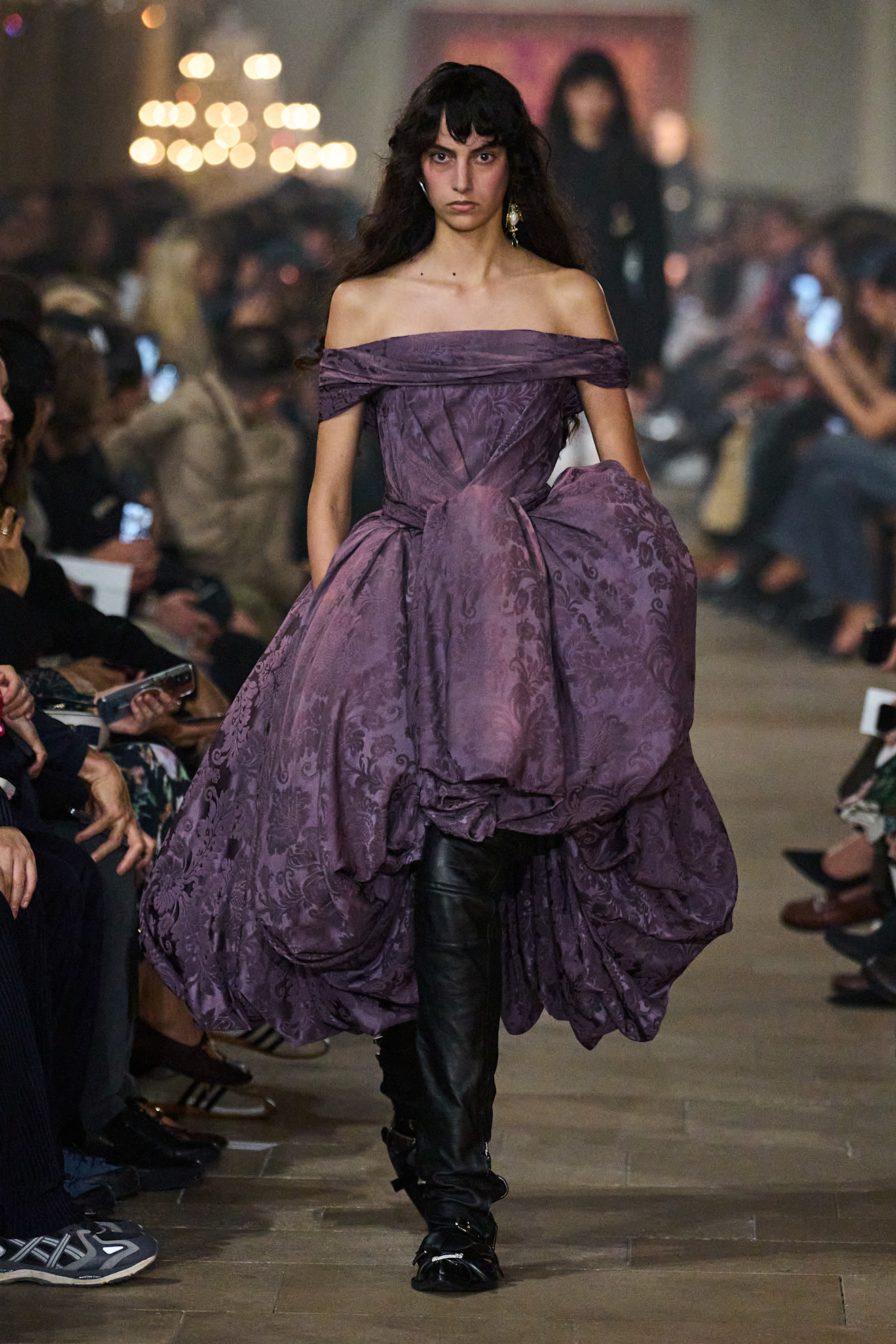Сучасна Марія-Антуанетта: якою вийшла нова колекція Acne Studios весна-літо 20274