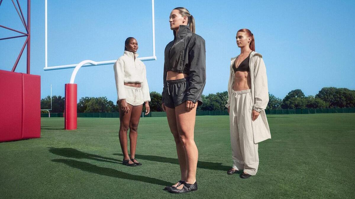 Фешн-дайджест: теплі шерпи від NikeSKIMS, благодійні ініціативи до Рожевого жовтня та інші модні релізи тижня0