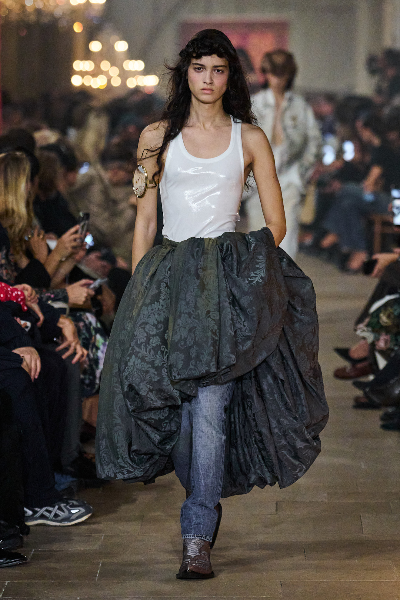 Сучасна Марія-Антуанетта: якою вийшла нова колекція Acne Studios весна-літо 20277