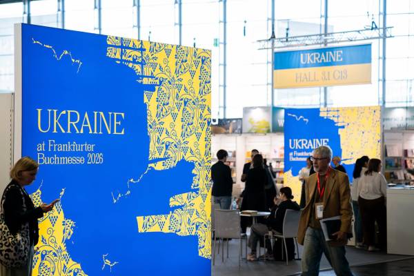 Український стенд на Франкфуртському книжковому ярмарку демонструє втрати галузі та обгорілі книжки