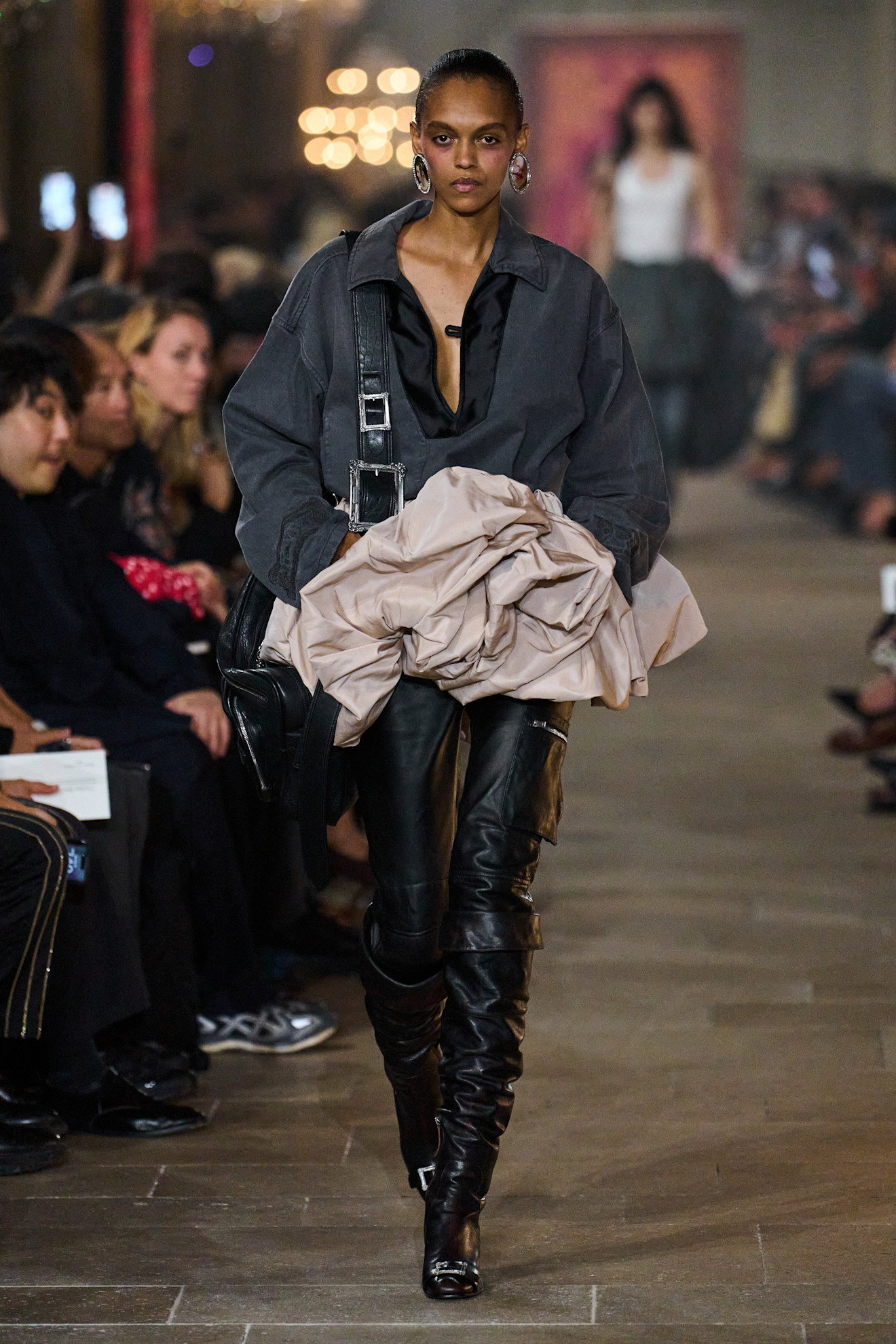 Сучасна Марія-Антуанетта: якою вийшла нова колекція Acne Studios весна-літо 20276