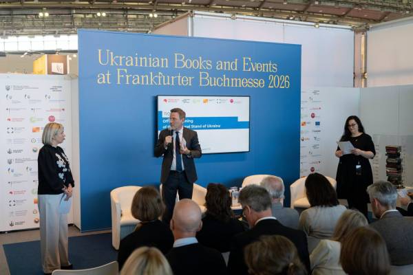 Український стенд на Франкфуртському книжковому ярмарку демонструє втрати галузі та обгорілі книжки 26