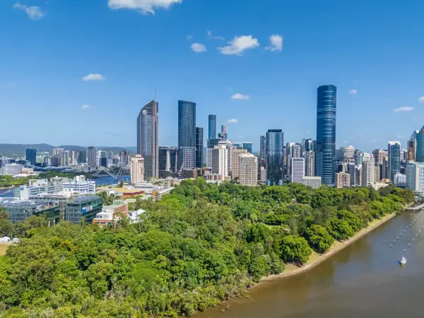 A cityscape view of Brisbane, Australia and its City Botanic Gardens, on a bright day.