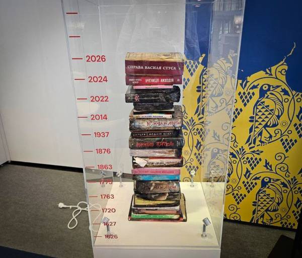 Український стенд на Франкфуртському книжковому ярмарку демонструє втрати галузі та обгорілі книжки 32