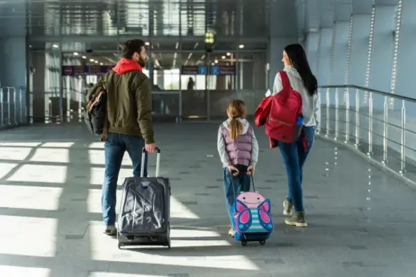 EasyJet компенсує вартість тисяч дитячих паспортів зі знижкою 66,50 фунтів