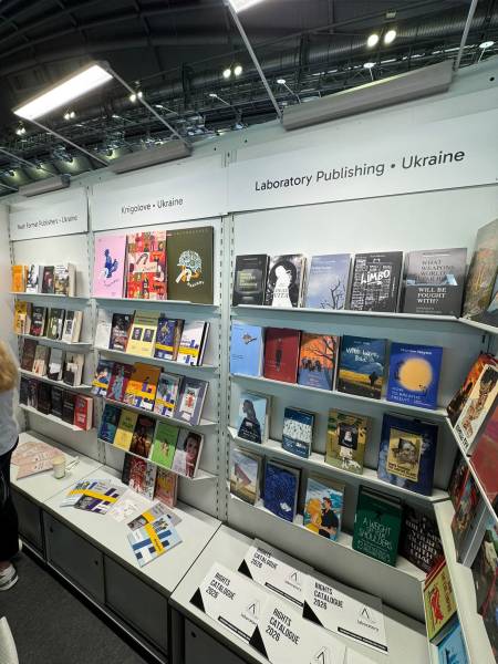 Український стенд на Франкфуртському книжковому ярмарку демонструє втрати галузі та обгорілі книжки 35