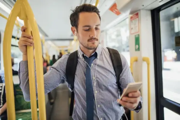 Пасажирів британського транспорту каратимуть на тисячу фунтів за гучну музику