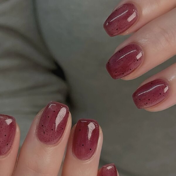 Jelly nails: прозрачний тренд осіннього манікюру