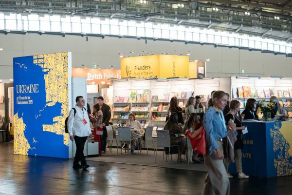 Український стенд на Франкфуртському книжковому ярмарку демонструє втрати галузі та обгорілі книжки 37