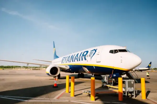 Літак Boeing 737-800 авіакомпанії Ryanair на пероні аеропорту Станстед.