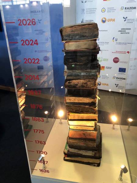 Український стенд на Франкфуртському книжковому ярмарку демонструє втрати галузі та обгорілі книжки 33